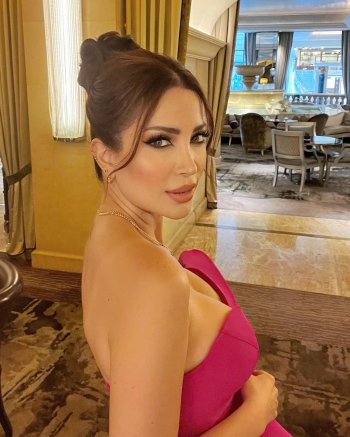 نسرين طافش مدهشة بأحدث إطلالاتها.. وهكذا بدت باللون الفوشيا