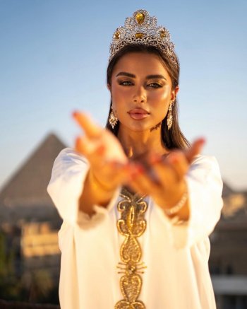 يارا السكري تتربع على عرش الجمال بتاج على رأسها