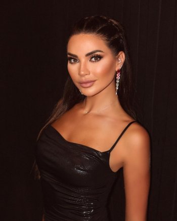 الأسود اللامع يظهر رشاقة داليدا خليل وأناقتها