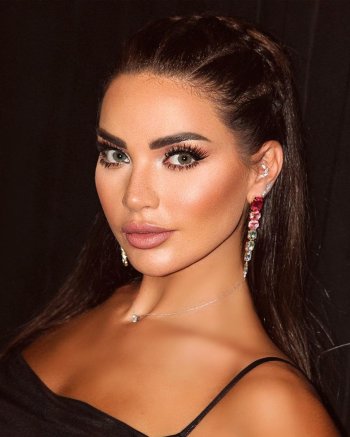 الأسود اللامع يظهر رشاقة داليدا خليل وأناقتها