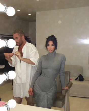 كيم كارداشيان ترتدي ملابس شتوية وضيقة في عز الصيف