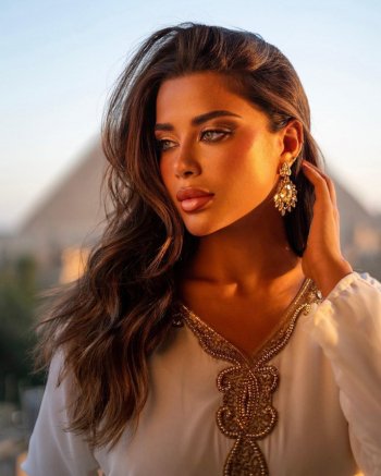 يارا السكري تتربع على عرش الجمال بتاج على رأسها