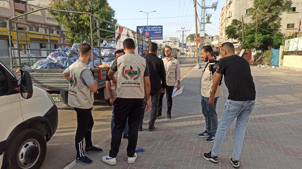 اللجنة الوطنية للشراكة والتنمية تبدأ بتنفيذ مشرع توزيع الحقيبة المدرسية بغزة