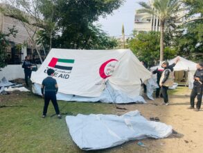 اللجنة الوطنية للشراكة والتنمية تُقيم مخيماً لإيواء النازحين غرب رفح