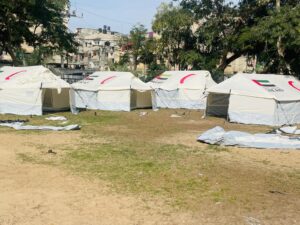 اللجنة الوطنية للشراكة والتنمية تُقيم مخيماً لإيواء النازحين غرب رفح