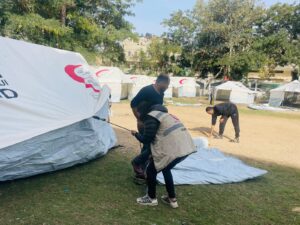 اللجنة الوطنية للشراكة والتنمية تُقيم مخيماً لإيواء النازحين غرب رفح