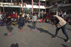 اللجنة الوطنية للشراكة والتنمية تنظم يوماً ترفيهاً للأطفال النازحين في مدرسة القادسية برفح