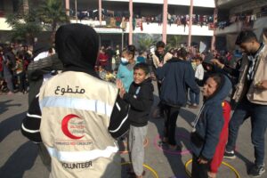 اللجنة الوطنية للشراكة والتنمية تنظم يوماً ترفيهاً للأطفال النازحين في مدرسة القادسية برفح