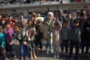 اللجنة الوطنية للشراكة والتنمية تنظم يوماً ترفيهاً للأطفال النازحين في مدرسة القادسية برفح