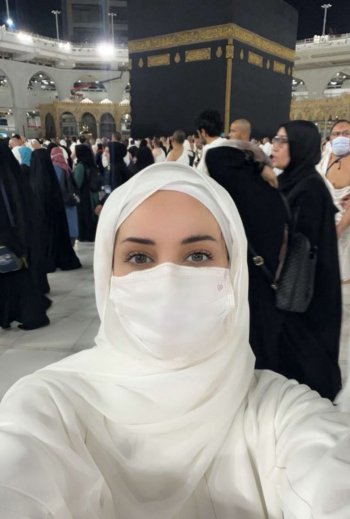 ديانا حداد تطل من مكة بالحجاب.. وتثير الجدل مجدداً حول تغيير ديانتها