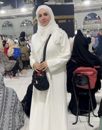 ديانا حداد تطل من مكة بالحجاب.. وتثير الجدل مجدداً حول تغيير ديانتها