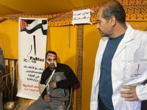 تجمع الأطباء الفلسطينيين في أوروبا يقيم نقاط طبية في مراكز الإيواء برفح