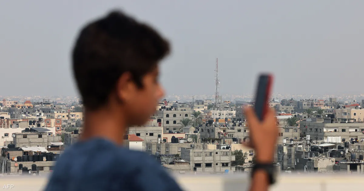 بدء عودة خدمات الاتصال الخلوي تدريجيا في مناطق مختلفة من قطاع غزة