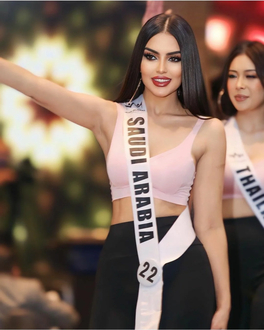 تشارك السعودية رومي القحطاني في مسابقة ملكة جمال آسيا العالمية 2024 المقامة في ماليزيا.ويظهر مقطع فيديو تم تداوله على مواقع التواصل الاجتماعي، رومي القحطاني وهي تتوجه إلى المسرح وسط تصفيق الحضور.وعلّقت رومي القحطاني على مشاركتها في المسابقة قائلة: “يشرفني المشاركة في مسابقة ملكة جمال آسيا العالمية 2024 المقامة في ماليزيا. هذه أول مشاركة للمملكة العربية السعودية في مسابقة ملكة جمال آسيا”.
وتعد مشاركة رومي القحطاني في مسابقة ملكة جمال آسيا حدثًا هامًا، حيث تُعدّ أول سعودية تشارك في هذه المسابقة.
وتُعرف رومي القحطاني بنشاطها على مواقع التواصل الاجتماعي، حيث تمتلك عددًا كبيرًا من المتابعين.