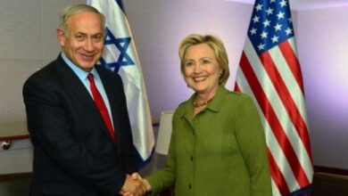 كلينتون تدعو إلى الإطاحة بنتنياهو: لا يمكن الوثوق به
