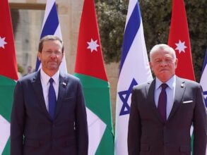 إعلام عبري: تمديد اتفاقية المياه مع الأردن يرتبط بمواقفه من العدوان على غزة، قالت هيئة البث الإسرائيلية /كان 11/ إن حكومة بنيامين نتنياهو "تجر