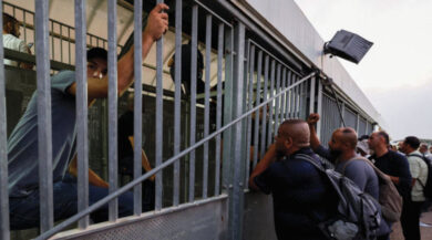 بنك "إسرائيل" يدعو الحكومة إلى إعادة العمال الفلسطينيين