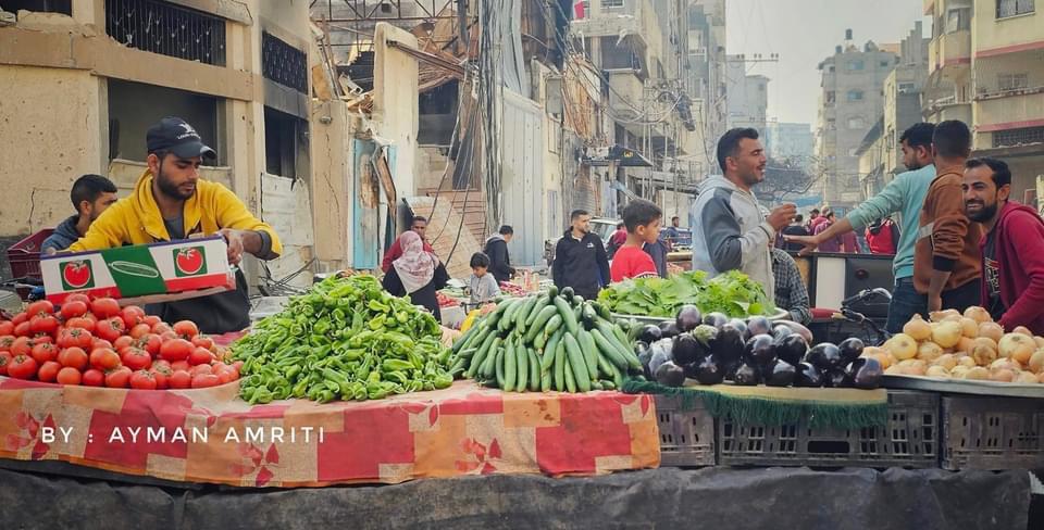 اسواق مدينة غزة والشمال تزدهر بالدقيق والطعام والخضار والفاكهة