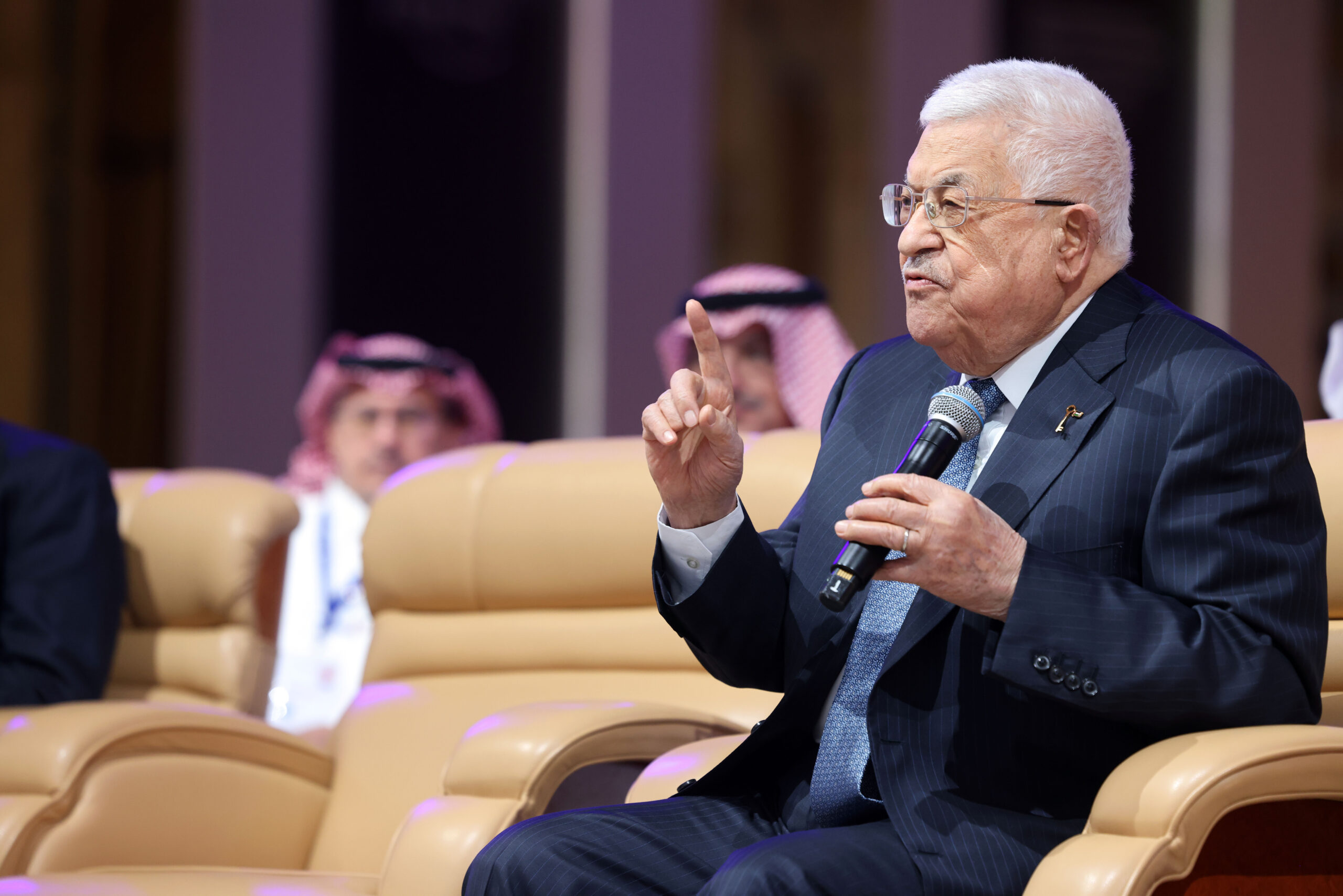 الرئيس عباس: لا بد من حل سياسي يجمع الضفة وغزة في دولة مستقلة