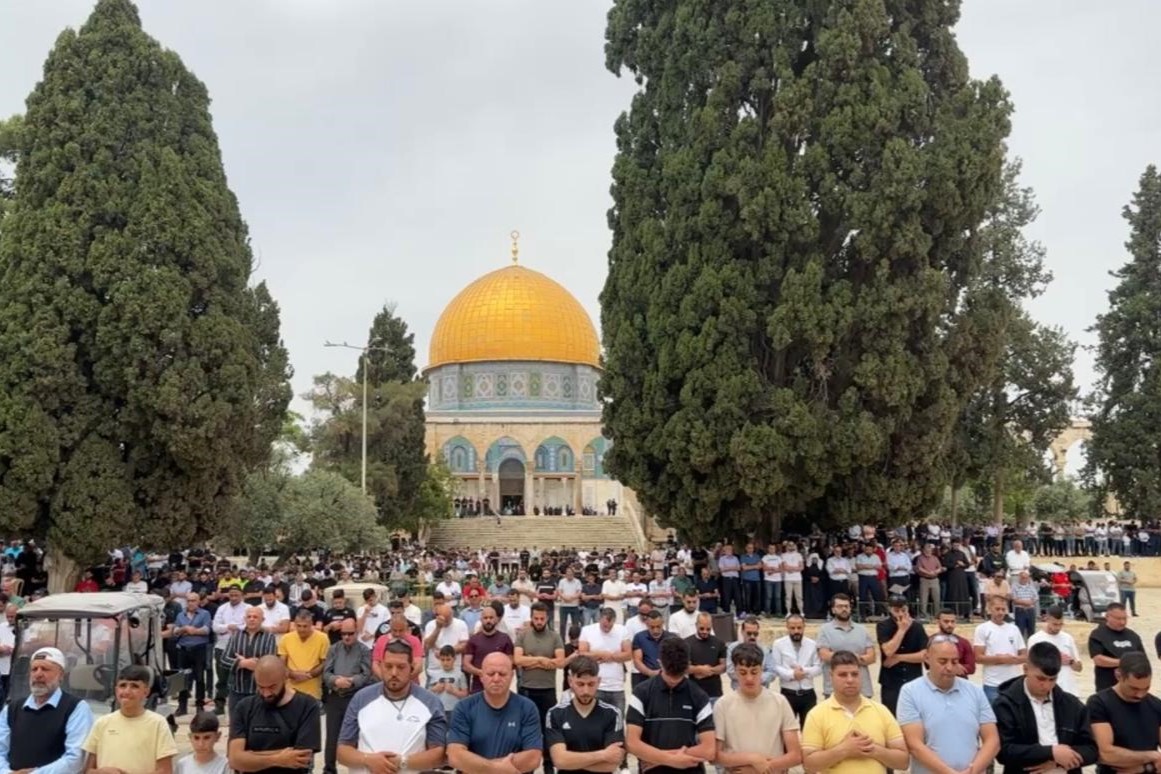 45 ألفا يؤدون صلاة الجمعة في المسجد الأقصى