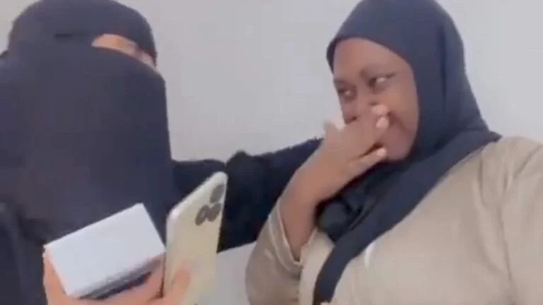 بالفيديو: فتاة تهدي عاملتها هاتف بمناسبة دخولها الإسلام