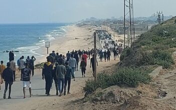 الاحتلال ينفي.. مئات من المواطنين النازحين يعودون لمنازلهم في غزة والشمال