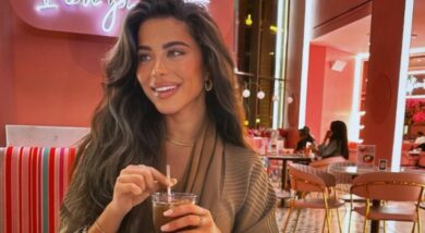 يارا السكري تطل بالعباءة و الحجاب من مكة أثناء أداء مناسك العمرة