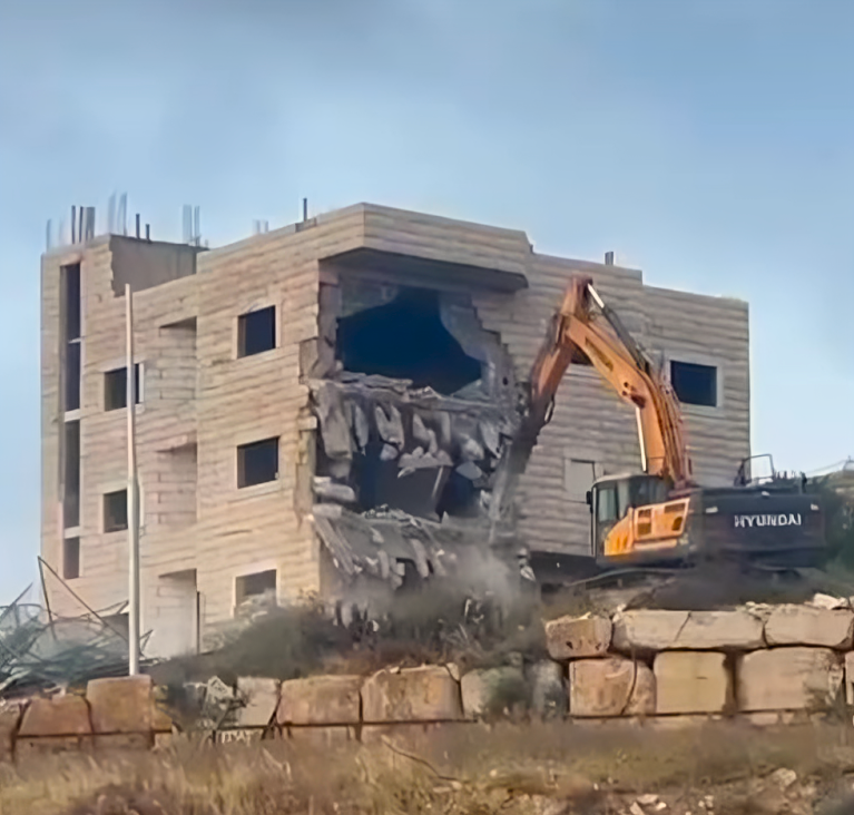 الاحتلال يهدم بناية سكنية و"بركسين" في حزما شمال شرق القدس