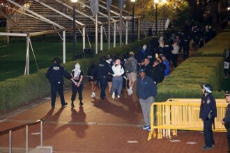 الشرطة الأميركية تقتحم جامعة كاليفورنيا وأخرى جنوب فلوريدا لفض اعتصامات مناصر لفلسطين