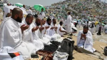 حجاج بيت الله الحرام يتوافدون إلى صعيد عرفات لأداء ركن الحج الأعظم