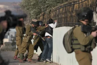 قوات الاحتلال تعتقل (10) فلسطينيين من الضفة بينهم أسرى سابقين