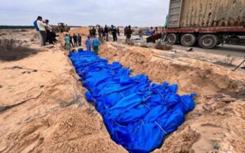 أعادت إسرائيل، الأربعاء، جثث 88 فلسطينيا قتلوا في هجومها على قطاع غزة، إلا أن وزارة الصحة في القطاع رفضت دفنها قبل أن تكشف إسرائيل التفاصيل المتعلقة بهوياتهم والأماكن التي قتلتهم فيها.