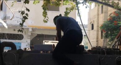 نشرت كتائب القسام، الجناح العسكري لحركة (حماس)، تسجيلا يظهر تمكنها من الاستيلاء على آلية عسكرية مفخخة للاحتلال، وطائرات مسيرة في المناطق الشرقية لمدينة رفح جنوب قطاع غزة.