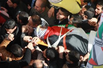 أهالي نابلس يشيعون جثمان الشهيدة الطفلة بانا بكر