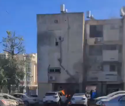 إصابة إسرائيلي بجراح و3 حالات هلع إثر سقوط صاروخ على مبنى شمال حيفا