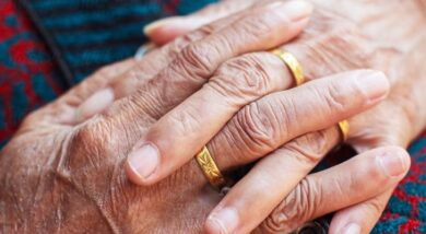 معمّرة صينية أدهشت العالم بوجود قرن الشيطان على جبينها