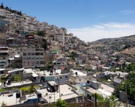 بلدية الاحتلال توزع قرارات هدم في حي البستان