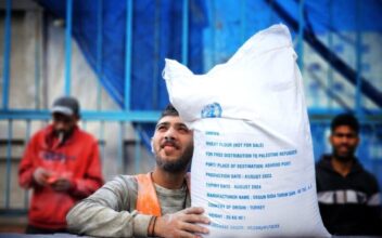 الاحتلال يمنع توزيع الطحين مباشرة