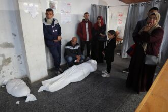 شهداء ومصابون في قصف الاحتلال منزلا في غزة