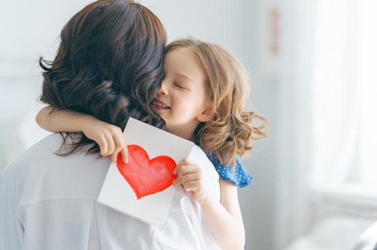 رسائل تهنئة بمناسبة عيد الأم 2025