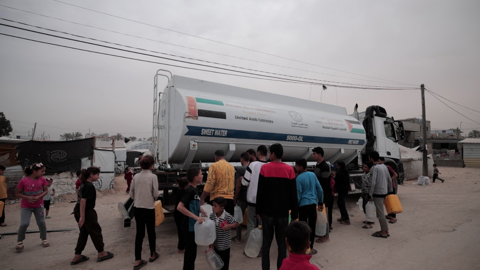 بعد تفاقم الأزمة الإنسانية… عملية الفارس الشهم 3 تُسير قوافل وخزانات مياه لمخيمات النازحين في قطاع غزة