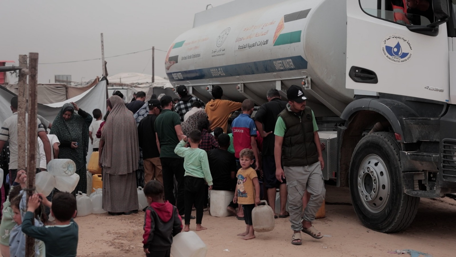 بعد تفاقم الأزمة الإنسانية… عملية الفارس الشهم 3 تُسير قوافل وخزانات مياه لمخيمات النازحين في قطاع غزة