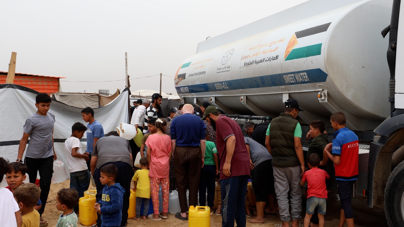 بعد تفاقم الأزمة الإنسانية… عملية الفارس الشهم 3 تُسير قوافل وخزانات مياه لمخيمات النازحين في قطاع غزة