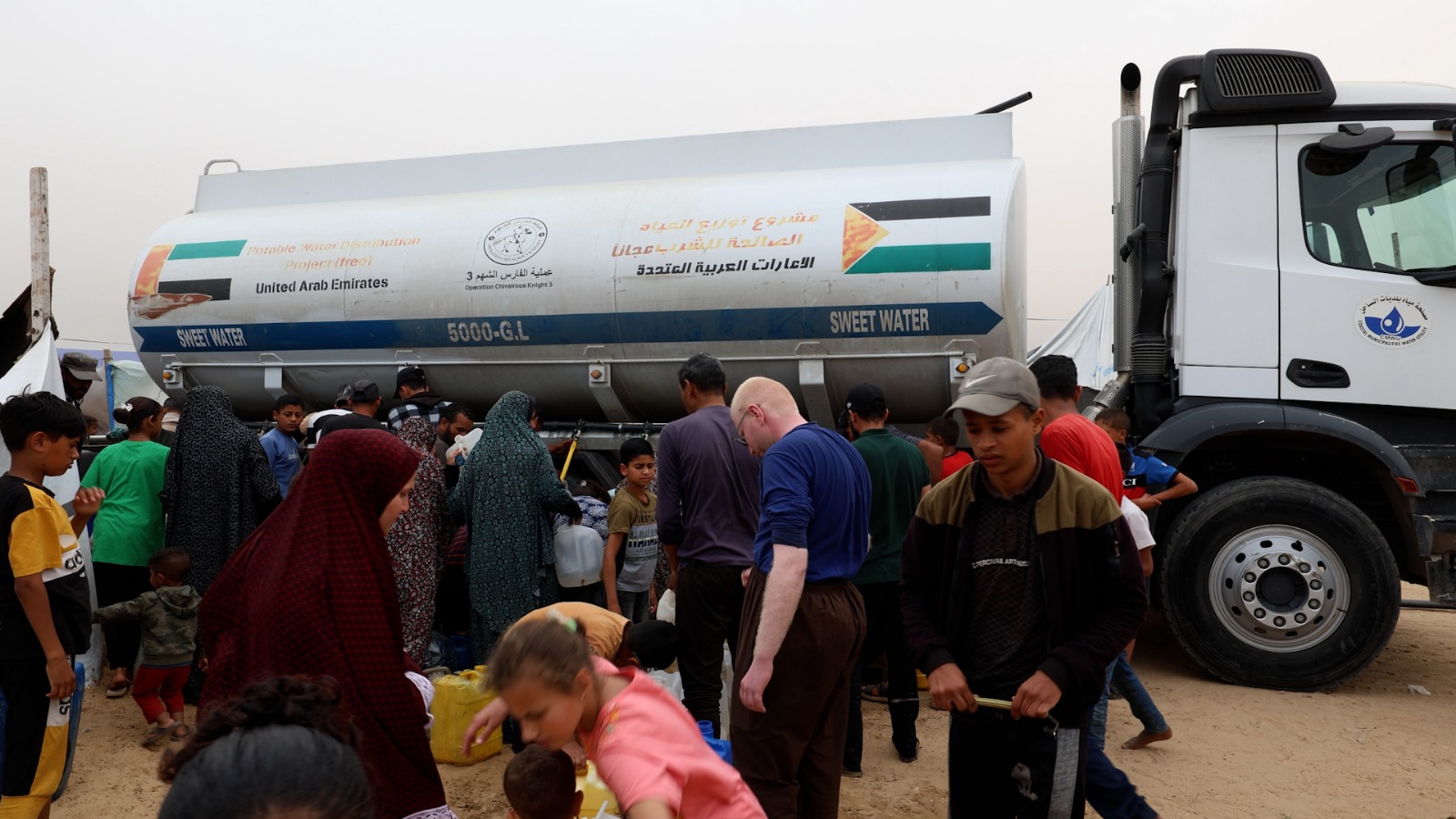 بعد تفاقم الأزمة الإنسانية… عملية الفارس الشهم 3 تُسير قوافل وخزانات مياه لمخيمات النازحين في قطاع غزة