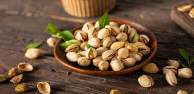 كيف يعزز الفستق صحة الدماغ والعيون