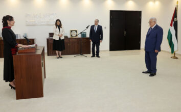 السفيرة عبير الرمحي تؤدي اليمين