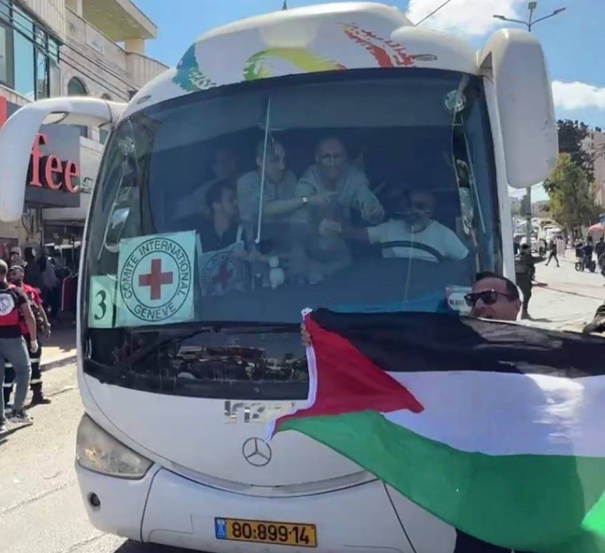وصول حافلات الأسرى الفلسطينيين المحررين الى رام الله وغزة