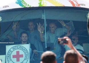 وصول حافلات الأسرى الفلسطينيين المحررين الى رام الله وغزة