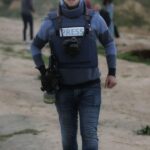 ساري منصور .. الصحفي الذي دُفن جسده وبقيت كلماته نبراسًا