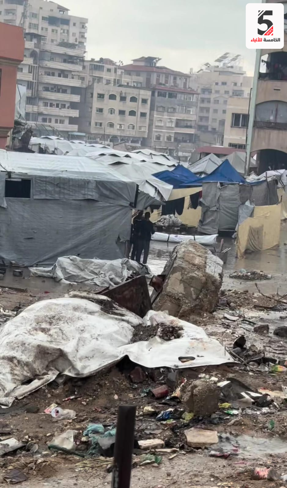 شتاء النازحين في غزة .. حين يتحول المطر إلى مأساة